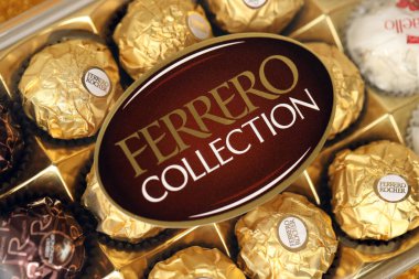KYIV, UKRAINE - 20 Nisan 2024 Ferrero çikolata ürünleri koleksiyonu. Ferrero Rocher, 1946 yılında Alba, İtalya 'da kurulan İtalyan çikolata üreticisi.