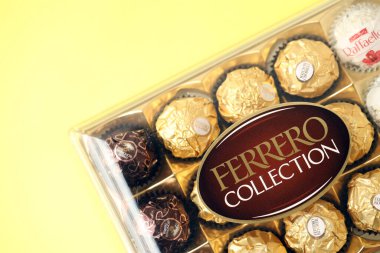 KYIV, UKRAINE - 20 Nisan 2024 Ferrero çikolata ürünleri koleksiyonu. Ferrero Rocher, 1946 yılında Alba, İtalya 'da kurulan İtalyan çikolata üreticisi.