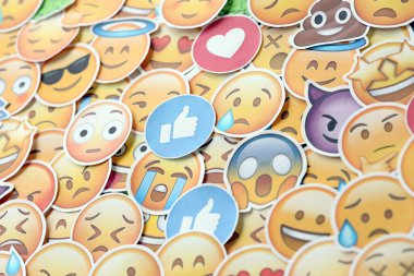 KYIV, UKRAINE - 20 Nisan 2024 Emoji sarı yüzlü çıkartmalar. Emoji, elektronik mesajlarda ve web sayfalarında kullanılan ve metne gömülü bir resim veya gülen yüzdür.