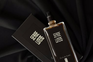 KYIV, UKRAINE - 20 Nisan 2024 Serge Lutens Ecrin de Fumee parfümü. Serge Lutens, Fransız parfüm üreticisi. Genellikle kendi adını taşıyan moda evi parfüm şirketi ile tanınır.