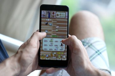 KYIV, UKRAINE - 20 Nisan 2024 Catizen telgraf robotu akıllı telefon ekranında. Catizen sanal bir şifreleme işleterek hatıra kazanmak için kullanılan bir viral Telegram tabanlı şifreli oyunudur.