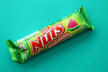 KYIV, UKRAINE - 20 Nisan, 2024 Nuts karpuz tadı Nestle şirketi tarafından üretilen çikolata. Fındıklı küçük çikolata ve renkli ambalajlı fındık.
