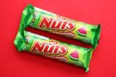 KYIV, UKRAINE - 20 Nisan, 2024 Nuts karpuz tadı Nestle şirketi tarafından üretilen çikolata. Fındıklı küçük çikolata ve renkli ambalajlı fındık.