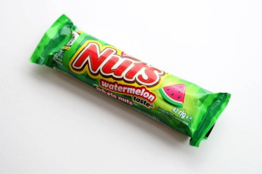 KYIV, UKRAINE - 20 Nisan, 2024 Nuts karpuz tadı Nestle şirketi tarafından üretilen çikolata. Fındıklı küçük çikolata ve renkli ambalajlı fındık.