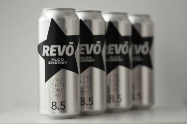 KYIV, UKRAINE - 20 Nisan 2024 Revo alco enerji içeceği yeni tasarımda siyah yıldızlı logo yakın plan