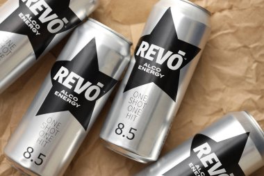 KYIV, UKRAINE - 20 Nisan 2024 Revo alco enerji içeceği yeni tasarımda siyah yıldızlı logo yakın plan
