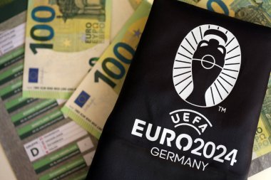 KYIV, UKRAINE - 20 Nisan 2024 UEFA Resmi UEFA Euro 2024 Almanya hatıra üretimi ve Avrupa para akışı logosu kapatıldı