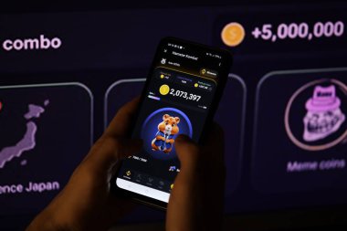 KYIV, UKRAINE - 20 Nisan 2024 Hamster Kombat telgraf robotu akıllı telefon ekranında. Hamster Kombat, HMSTR jetonları kazanmak için sanal bir şifreleme takası yöneten bir viral Telegram tabanlı şifreleme oyunudur.