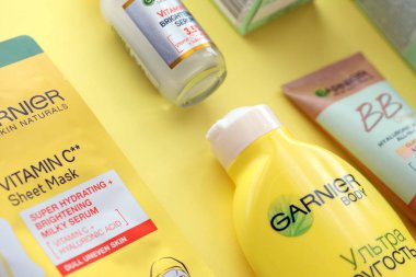 KYIV, UKRAINE - 20 Nisan 2024 Garnier yapımı, şirket logosu yakın plan. Garnier, Fransız kozmetik şirketi LOreal 'in bir kitle pazarı kozmetik markası.