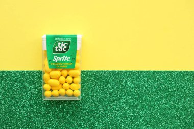 KYIV, UKRAINE - 20 Nisan, 2024 Tic Tac sert naneli Sprite serisi limon ve limon aromalı. Tic Tac Hard naneler 1968 'den beri Ferrero tarafından üretiliyor.