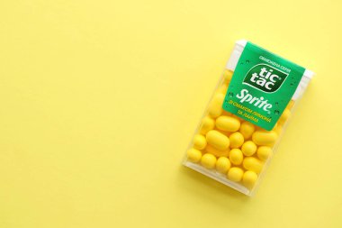 KYIV, UKRAINE - 20 Nisan, 2024 Tic Tac sert naneli Sprite serisi limon ve limon aromalı. Tic Tac Hard naneler 1968 'den beri Ferrero tarafından üretiliyor.