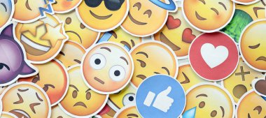 KYIV, UKRAINE - 20 Nisan 2024 Emoji sarı yüzlü çıkartmalar. Emoji, elektronik mesajlarda ve web sayfalarında kullanılan ve metne gömülü bir resim veya gülen yüzdür.