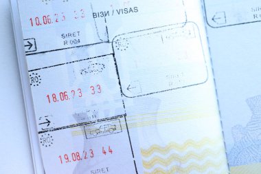 KYIV, UKRAINE - 20 Nisan 2024 Vizeli yabancı pasaport, Türkiye sınır damgalı, ülkelere giriş izni, dünyayı dolaşma kavramı, gezginlerin kimlik belgesi