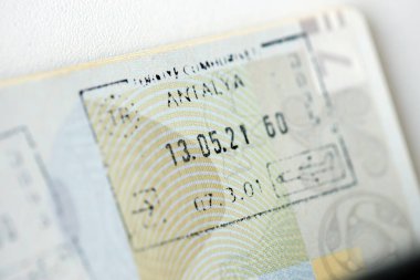 KYIV, UKRAINE - 20 Nisan 2024 Vizeli yabancı pasaport, Türkiye sınır damgalı, ülkelere giriş izni, dünyayı dolaşma kavramı, gezginlerin kimlik belgesi