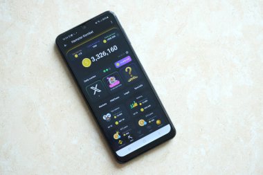 KYIV, UKRAINE - 20 Nisan 2024 Hamster Kombat telgraf robotu akıllı telefon ekranında. Hamster Kombat, sanal bir şifreleme takası ile HMSTR jetonları kazanmak için kullanılan bir viral Telegram tabanlı şifreleme oyunudur.