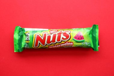 KYIV, UKRAINE - 20 Nisan, 2024 Nuts karpuz tadı Nestle şirketi tarafından üretilen çikolata. Fındıklı küçük çikolata ve renkli ambalajlı fındık.