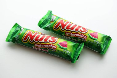 KYIV, UKRAINE - 20 Nisan, 2024 Nuts karpuz tadı Nestle şirketi tarafından üretilen çikolata. Fındıklı küçük çikolata ve renkli ambalajlı fındık.