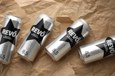 KYIV, UKRAINE - 20 Nisan 2024 Revo alco enerji içeceği yeni tasarımda siyah yıldızlı logo yakın plan