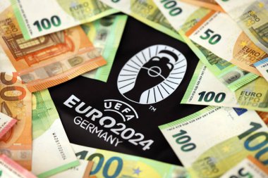 KYIV, UKRAINE - 20 Nisan 2024 UEFA Resmi UEFA Euro 2024 Almanya hatıra üretimi ve Avrupa para akışı logosu kapatıldı