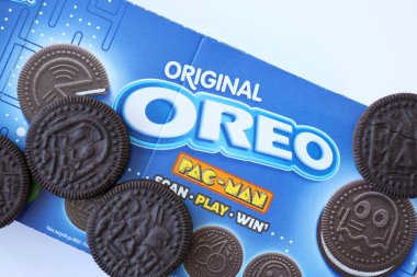 KYIV, UKRAINE - 20 Nisan, 2024 Oreo Pac-man çıtır kurabiye paketleri. Oreo markası, Mondelez International adlı Amerikan şirketine ait.