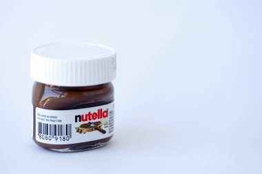 KYIV, UKRAINE - 20 Nisan 2024 Mini Nutella 25g kavanozu