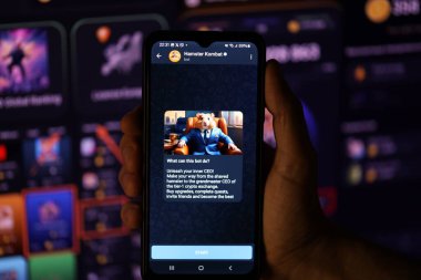 KYIV, UKRAINE - 20 Nisan 2024 Hamster Kombat telgraf robotu akıllı telefon ekranında. Hamster Kombat, HMSTR jetonları kazanmak için sanal bir şifreleme takası yöneten bir viral Telegram tabanlı şifreleme oyunudur.
