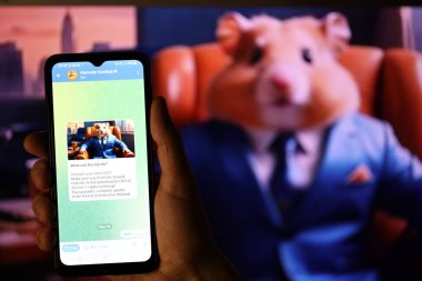 KYIV, UKRAINE - 20 Nisan 2024 Hamster Kombat telgraf robotu akıllı telefon ekranında. Hamster Kombat, HMSTR jetonları kazanmak için sanal bir şifreleme takası yöneten bir viral Telegram tabanlı şifreleme oyunudur.