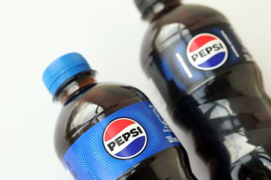 KYIV, UKRAINE - 20 Nisan 2024 Pepsi küçük 330 ml plastik şişe içeceği ve kapalı alan. Pepsi, PepsiCo tarafından üretilen karbonatlı meşrubattır.