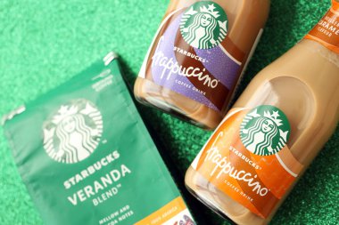 KYIV, UKRAINE - 20 Nisan 2024 Starbucks Frappuccino Kahve İçeceği. Seattle merkezli Starbucks, 62 ülkede 20.000 'den fazla mağazası olan dünyanın en büyük kahve evi.