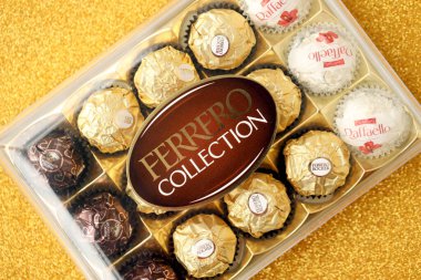 KYIV, UKRAINE - 20 Nisan 2024 Ferrero çikolata ürünleri koleksiyonu. Ferrero Rocher, 1946 yılında Alba, İtalya 'da kurulan İtalyan çikolata üreticisi.