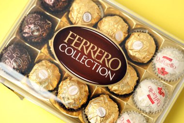 KYIV, UKRAINE - 20 Nisan 2024 Ferrero çikolata ürünleri koleksiyonu. Ferrero Rocher, 1946 yılında Alba, İtalya 'da kurulan İtalyan çikolata üreticisi.