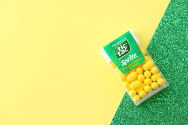 KYIV, UKRAINE - 20 Nisan, 2024 Tic Tac sert naneli Sprite serisi limon ve limon aromalı. Tic Tac Hard naneler 1968 'den beri Ferrero tarafından üretiliyor.
