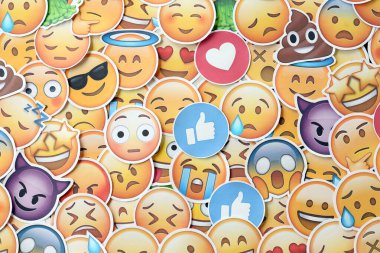 KYIV, UKRAINE - 20 Nisan 2024 Emoji sarı yüzlü çıkartmalar. Emoji, elektronik mesajlarda ve web sayfalarında kullanılan ve metne gömülü bir resim veya gülen yüzdür.
