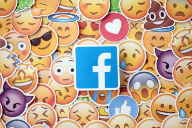 KYIV, UKRAINE - 20 Nisan 2024 Facebook logosu ve Emoji sarı yüzlü büyük çıkartmalar. Emoji, elektronik mesajlarda ve web sayfalarında kullanılan ve metne gömülü bir resim veya gülen yüzdür.