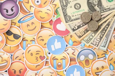 KYIV, UKRAINE - 20 Nisan 2024 dolar para ve Emoji sarı yüzlü büyük çıkartmalar. Sm kavramı, smo sosyal medyada yükseltmek için ödeme yaptı. Geribildirim ve ödenmiş sahte tepkiler