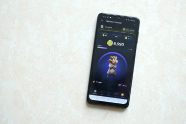 KYIV, UKRAINE - 20 Nisan 2024 Hamster Kombat telgraf robotu akıllı telefon ekranında. Hamster Kombat, sanal bir şifreleme takası ile HMSTR jetonları kazanmak için kullanılan bir viral Telegram tabanlı şifreleme oyunudur.