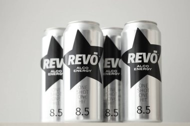 KYIV, UKRAINE - 20 Nisan 2024 Revo alco enerji içeceği yeni tasarımda siyah yıldızlı logo yakın plan