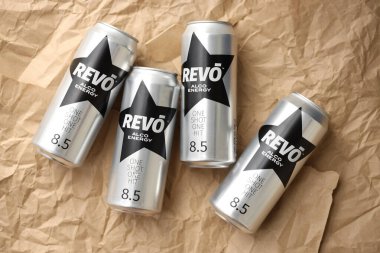 KYIV, UKRAINE - 20 Nisan 2024 Revo alco enerji içeceği yeni tasarımda siyah yıldızlı logo yakın plan