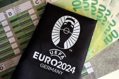 KYIV, UKRAINE - 20 Nisan 2024 UEFA Resmi UEFA Euro 2024 Almanya hatıra üretimi ve Avrupa para akışı logosu kapatıldı