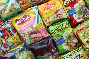 KYIV, UKRAINE - 20 Nisan 2024 Çeşitli markalar ve üreticiler tarafından hızlı pişirilmek üzere birçok hazır erişte paketi