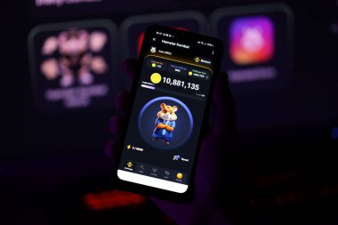 KYIV, UKRAINE - 20 Nisan 2024 Hamster Kombat telgraf robotu akıllı telefon ekranında. Hamster Kombat, HMSTR jetonları kazanmak için sanal bir şifreleme takası yöneten bir viral Telegram tabanlı şifreleme oyunudur.