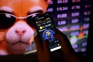 KYIV, UKRAINE - 20 Nisan 2024 Hamster Kombat telgraf robotu akıllı telefon ekranında. Hamster Kombat, HMSTR jetonları kazanmak için sanal bir şifreleme takası yöneten bir viral Telegram tabanlı şifreleme oyunudur.