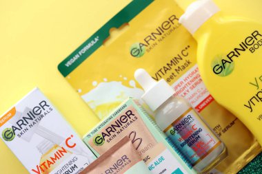 KYIV, UKRAINE - 20 Nisan 2024 Garnier yapımı, şirket logosu yakın plan. Garnier, Fransız kozmetik şirketi LOreal 'in bir kitle pazarı kozmetik markası.
