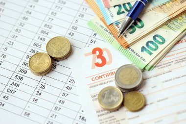 KYIV, UKRAINE - Modello 730 vergi formuyla birlikte 20 Nisan 2024 gelir bildirimi, vergi ödeme kavramı olarak İtalyancaya çevrilen banknotlar