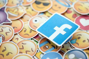 KYIV, UKRAINE - 20 Nisan 2024 Facebook logosu ve Emoji sarı yüzlü büyük çıkartmalar. Emoji, elektronik mesajlarda ve web sayfalarında kullanılan ve metne gömülü bir resim veya gülen yüzdür.