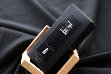 KYIV, UKRAINE - 20 Nisan 2024 Serge Lutens Ecrin de Fumee parfümü. Serge Lutens, Fransız parfüm üreticisi. Genellikle kendi adını taşıyan moda evi parfüm şirketi ile tanınır.