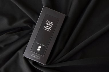 KYIV, UKRAINE - 20 Nisan 2024 Serge Lutens Ecrin de Fumee parfümü. Serge Lutens, Fransız parfüm üreticisi. Genellikle kendi adını taşıyan moda evi parfüm şirketi ile tanınır.