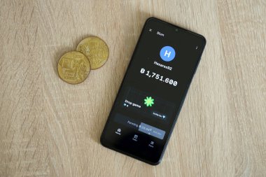 KYIV, UKRAINE - 20 Nisan 2024 Blum telgraf robotu akıllı telefon ekranında. Blum sanal bir şifreleme işleterek hatıra kazanmak için kullanılan bir viral Telegram tabanlı şifreleme oyunudur.