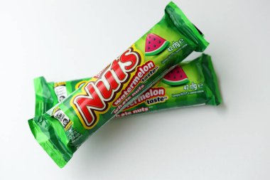 KYIV, UKRAINE - 20 Nisan, 2024 Nuts karpuz tadı Nestle şirketi tarafından üretilen çikolata. Fındıklı küçük çikolata ve renkli ambalajlı fındık.