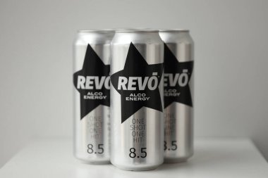 KYIV, UKRAINE - 20 Nisan 2024 Revo alco enerji içeceği yeni tasarımda siyah yıldızlı logo yakın plan